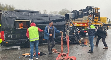 Otomobil ile servis minibüsü çarpıştı: 5 yaralı