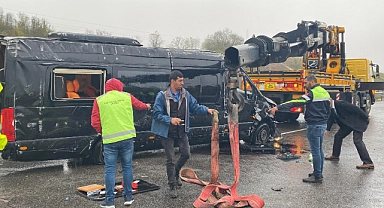 Otomobil ile servis minibüsü çarpıştı: 5 yaralı