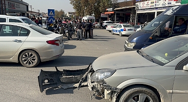 Otomobil kavşakta yunus ekiplerine çarptı