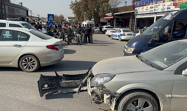Otomobil kavşakta yunus ekiplerine çarptı