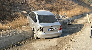 Otomobil menfeze savruldu, sürücü yaralandı