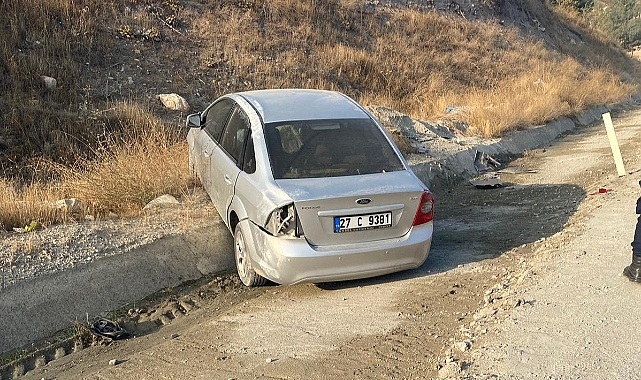 Otomobil menfeze savruldu, sürücü yaralandı