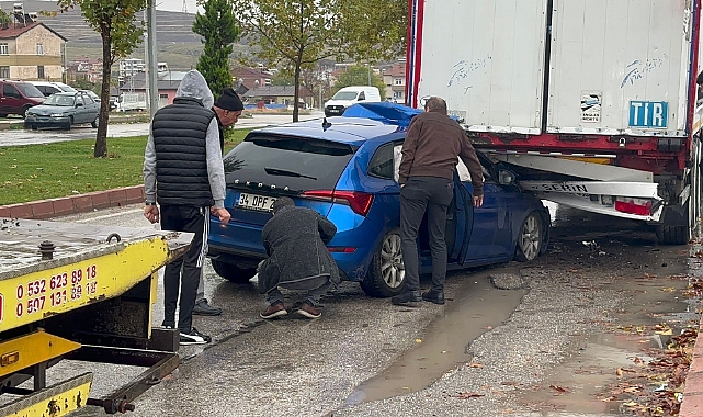 Otomobil park halindeki tırın altına girdi: 1 yaralı