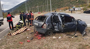 Otomobil refüjdeki aydınlatma direğine çarptı: 3 yaralı