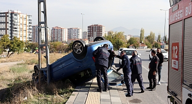 Otomobil takla attı, anne ve 2 çocuğu yaralandı