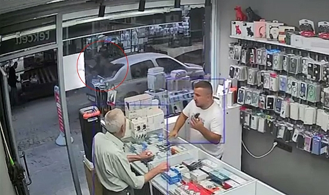 Otomobilin üzerine keçi düştü