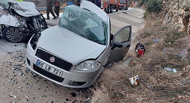 Otomobiller çarpıştı: 1 kişi öldü, 1'i doktor 3 sağlıkçı yaralandı