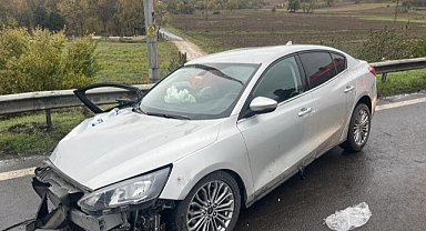 Otoyolda bariyerlere çarptı: 2 yaralı