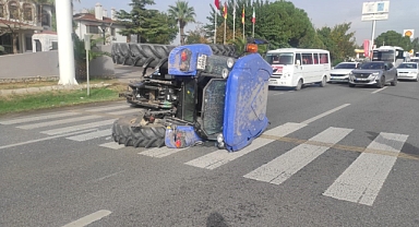 Pamuk yüklü traktör devrildi: 1 yaralı