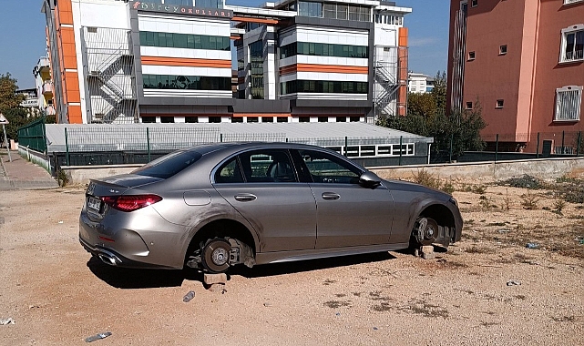 Park halindeki 3 aracın lastikleri jantlarıyla beraber çalındı