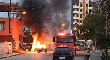Park halindeki araç alev alev yandı