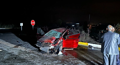 Refüje çarpan otomobil sürücüsü olay yerinde hayatını kaybetti