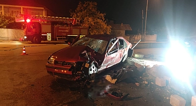 Saat kulesine çarpan otomobilin sürücüsü hayatını kaybetti