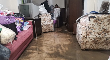 Sağanak yağışla dere taştı, su basan evler savaş alanına döndü