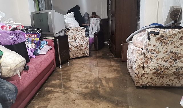 Sağanak yağışla dere taştı, su basan evler savaş alanına döndü