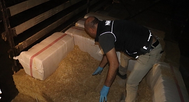 Saman çuvallarının arasında uyuşturucu sevkiyatı polise takıldı