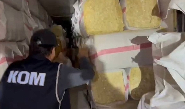 Saman yüklü tırda 2 bin 600 paket kaçak sigara ele geçirildi