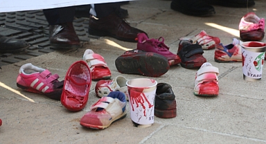Şanlıurfa’da kanlı çocuk ayakkabıları ile Gazze'deki katliama dikkat çekildi