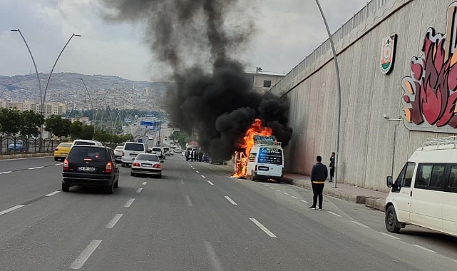 Şanlıurfa'da minibüs alev topuna döndü: O anlar kamerada