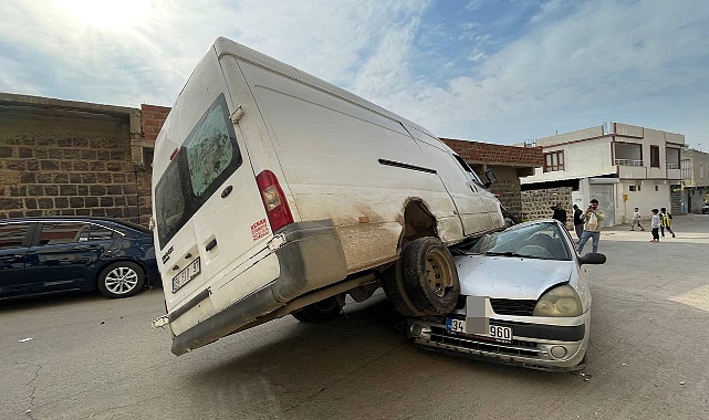 Şanlıurfa'da Minibüs park halindeki otomobilin üstüne çıktı