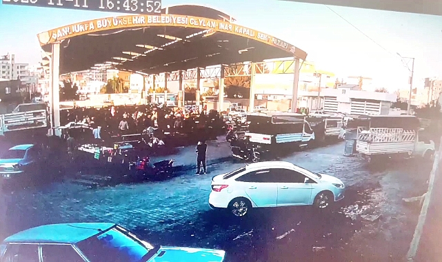 Şanlıurfa'da motosikletin halk pazarından çalınma anı kameraya yansıdı