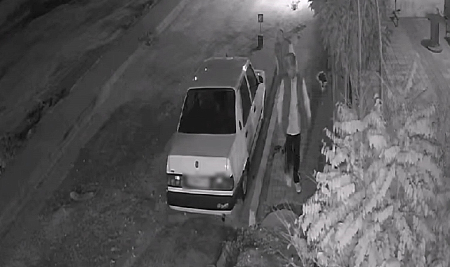 Şanlıurfa'da otomobilden yapılan hırsızlık kamerada