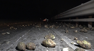 Şeker pancarı yüklü tır 2 kişinin bulunduğu otomobili ezdi geçti: 1 ölü, 2 yaralı
