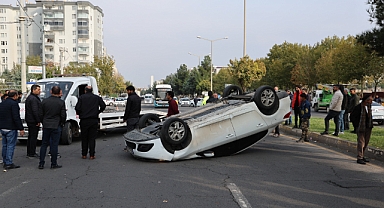 Seyir halindeki otomobilin tekerine çarpan otomobil takla attı: 1 yaralı
