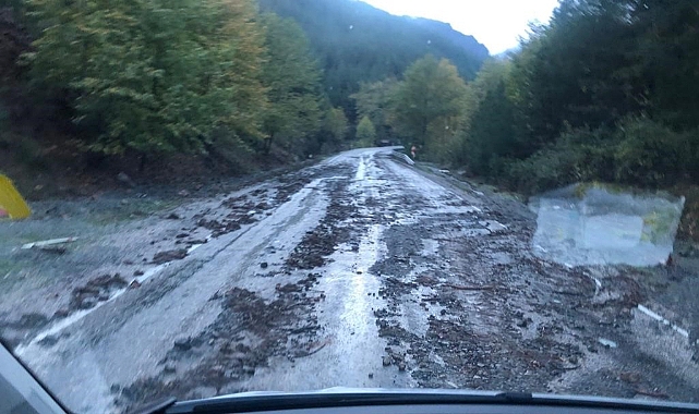 Şiddetli yağış heyelana neden oldu, yollar kapandı