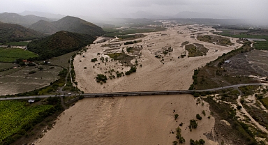 Şiddetli yağışların yol açtığı sel felaketinde 21 kişi hayatını kaybetti