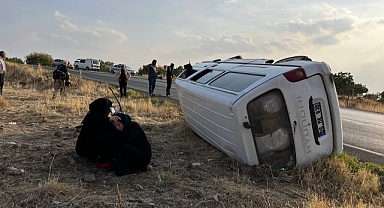 Tarım işçilerini taşıyan minibüs devrildi: 2 yaralı