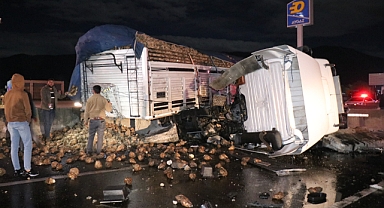 Tekeri patlayan tır karşı şeride geçti: Faciadan dönüldü