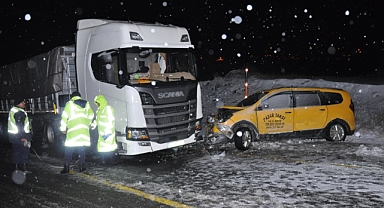 Tır ile taksi çarpıştı: 1 ölü, 3 yaralı