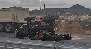 Tır traktöre çarptı: 2 ölü, 1 yaralı