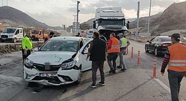 Tır ve 4 otomobilin karıştığı zincirleme kaza: 5 yaralı