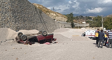 Virajı alamayan otomobil 15 metrelik şarampole uçtu: 4 yaralı