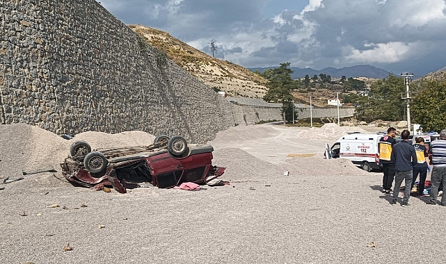Virajı alamayan otomobil 15 metrelik şarampole uçtu: 4 yaralı