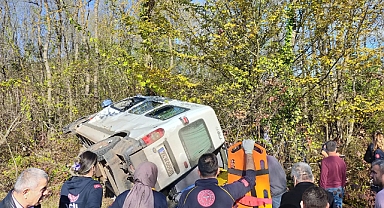 Yolcu minibüsü yoldan çıktı: 1 ölü, 11 yaralı