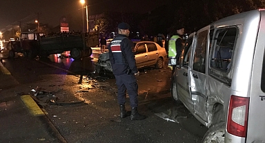 3 araç birbirine girdi: Yaralılar var