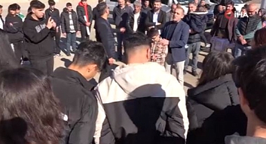 Adıyamanlı öğrenciler, depremde yanlarında olan Sivereklilere gül dağıttı