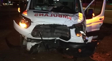 Ambulans ile otomobil çarpıştı: 2 yaralı