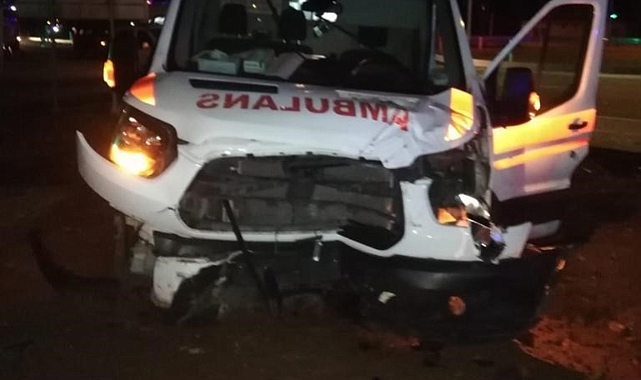 Ambulans ile otomobil çarpıştı: 2 yaralı