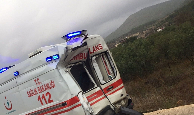 Ambulansa arkadan çarpan otobüs devrildi: 2 yaralı