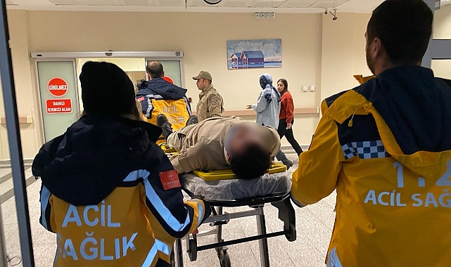 Askerleri taşıyan araç devrildi: 3 yaralı