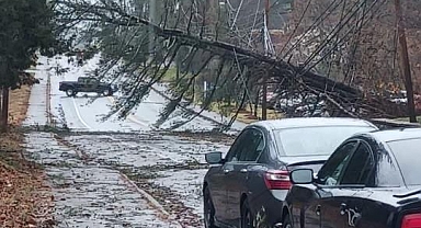 Çıkan fırtınada 3 kişi hayatını kaybetti, 600 bin kişi ise elektriksiz kaldı