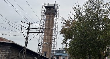 Depremde zarar gören Ulu Camii minaresi onarılmaya başlandı