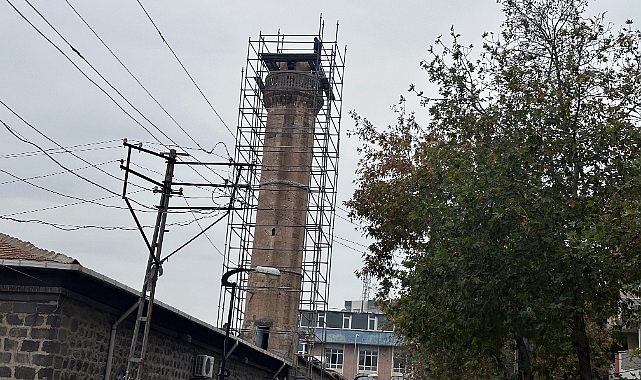 Depremde zarar gören Ulu Camii minaresi onarılmaya başlandı
