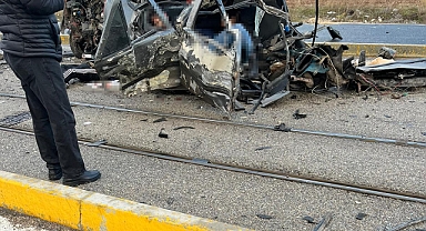Direğe çarpan araç ikiye bölündü: 1 ölü, 1’i ağır 3 yaralı