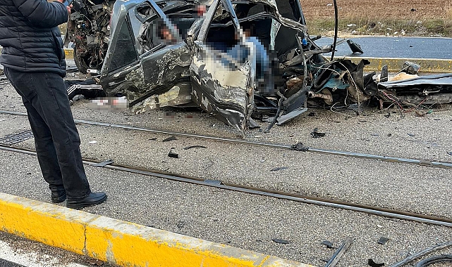 Direğe çarpan araç ikiye bölündü: 1 ölü, 1’i ağır 3 yaralı