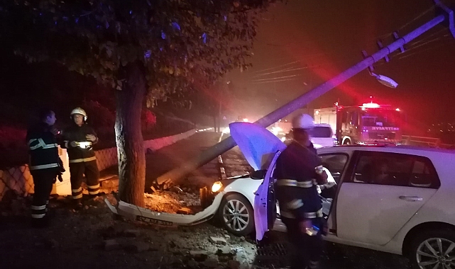 Direksiyon hakimiyetini kaybeden otomobil elektrik direğine çarptı: 1 yaralı